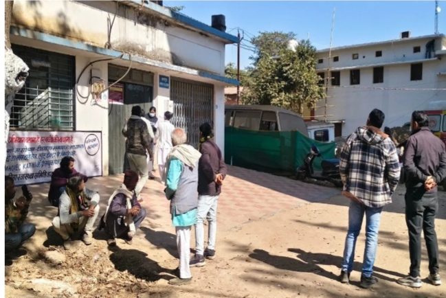 एनकेजे थाना क्षेत्र अंतर्गत ग्राम पड़रिया से अस्थी विसर्जन करने प्रयागराज जा रहा एक पटेल परिवार मैहर जिले में नेशनल हाइवे-30 पर गंभीर सडक़ हादसे का शिकार हो गया।