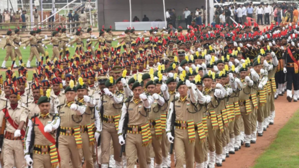 यूपी पुलिस में निकली भर्ती, आवेदन हो चुके शुरू; इच्छुक डायरेक्ट लिंक से फौरन करें अप्लाई