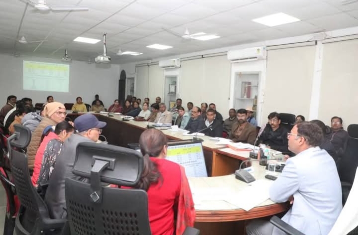 कृषि और उससे जुड़े विभागों की कार्यप्रणाली को और सशक्त बनाने के उद्देश्य से कलेक्टर श्री आशीष तिवारी की अध्यक्षता में समीक्षा बैठक आयोजित की गई। 