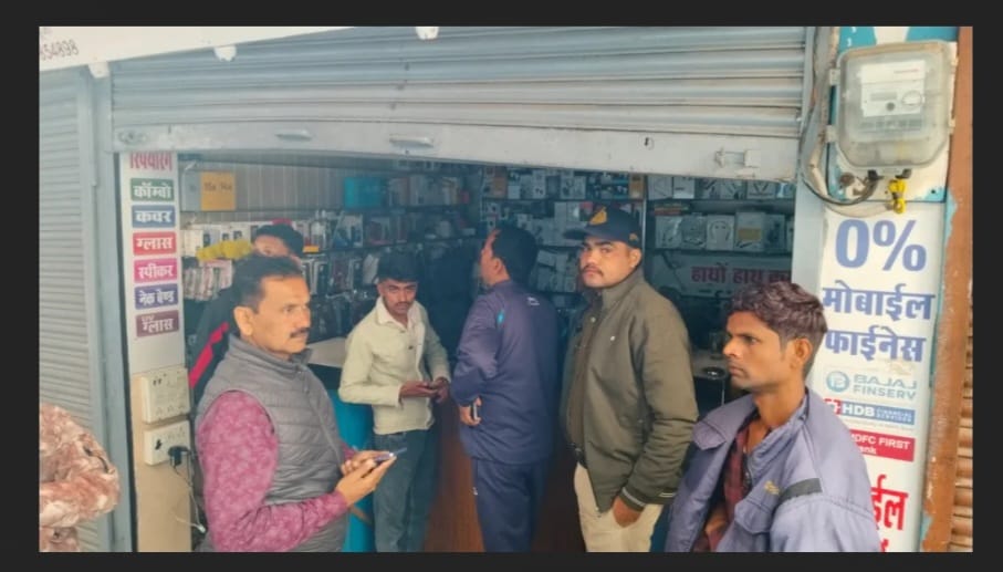 कटनी में आधी रात बड़ी चोरी: सब्जी मंडी स्थित ‘मोबाइल युग’ से 22 मोबाइल पार, 3 लाख का नुकसान